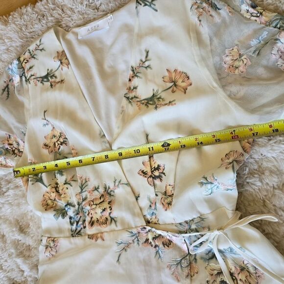 ASTR tha Label Women's Wrapdress Size Medium Floral Print - Picture 9 of 10